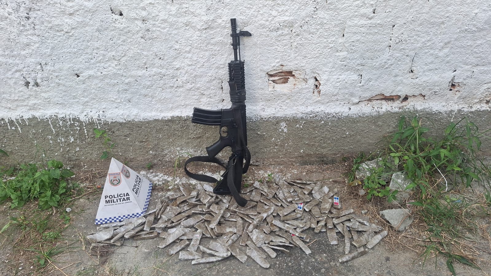PMs de Mesquita apreendem fuzil 5,56 e maconha após uma informação do Disque Denúncia